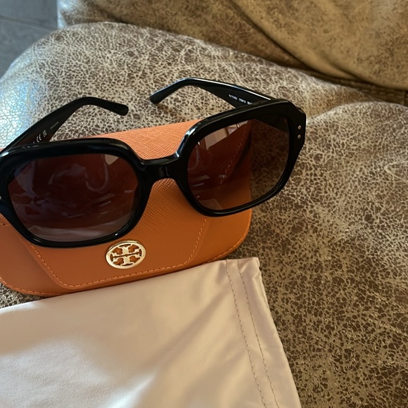 Tori Burch sunglasses, black , brand new neverworn - Picture 5 of 7